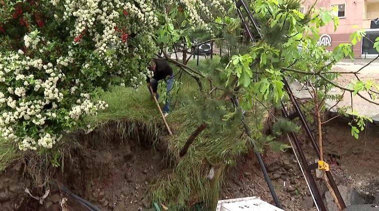 Sağanak sonrası Ankara’da yol çöktü 14